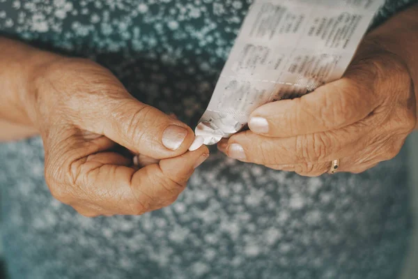Großaufnahme Von Alten Frauenhänden Die Tabletten Einnehmen Gesundheit Und Ungesunde — Stockfoto