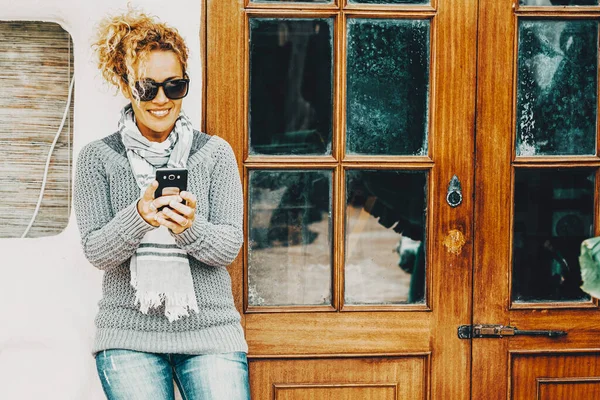 Mujer Fuera Casa Puerta Usando Conexión Del Teléfono Móvil Escribiendo —  Fotos de Stock