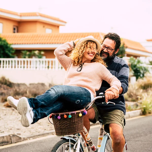 Zwei Fröhliche Und Aktive Menschen Die Gemeinsam Radfahren Genießen Spaß — Stockfoto