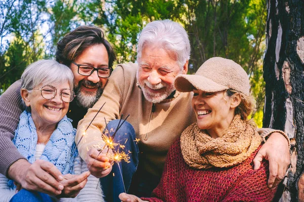 Grupo Familiar Celebra Diviértete Junto Con Los Bengalas Fuego Bosque — Foto de Stock