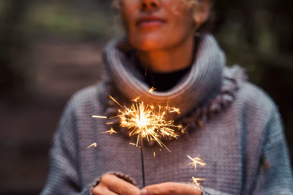 Close Mulheres Segurando Sparkler Comemorar Livre Véspera Ano Novo Conceito — Fotografia de Stock