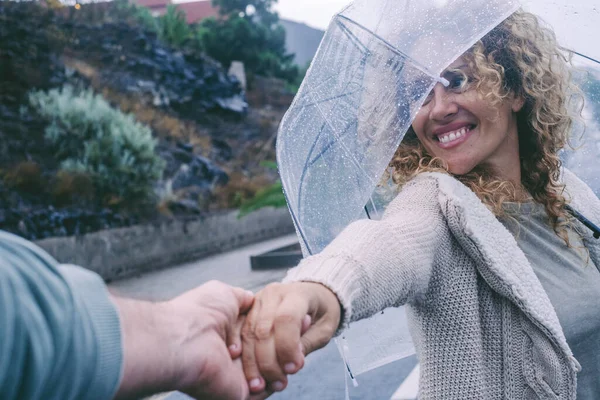 Homem Segurando Mão Uma Mulher Sob Chuva Feliz Jovem Casal — Fotografia de Stock