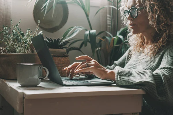 集中表現でノートパソコンの書き込みで自宅で働くプロの女性 現代の女性は屋内オンラインレジャー活動でコンピュータを使用しています ショッピングやビジネススマートワークフリーランス — ストック写真