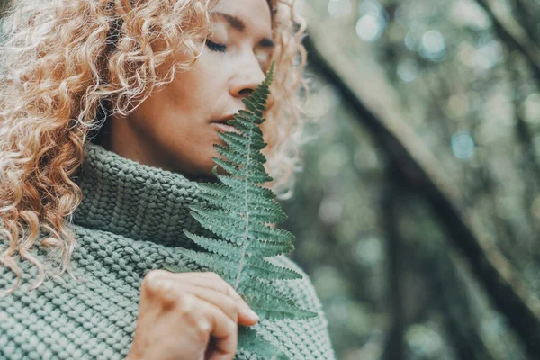 Primer Plano Retrato Mujer Atractiva Gran Hoja Tropical Cerca Cara —  Fotos de Stock