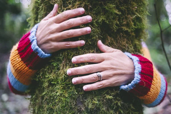 Les Humains Mains Étreignent Embrassent Avec Amour Tronc Vert Avec — Photo