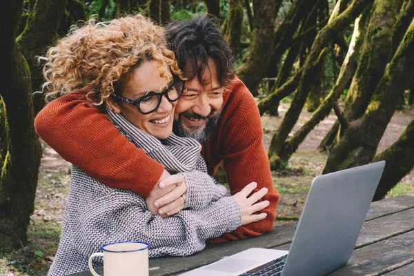 Pareja Feliz Amor Amistad Disfrutar Videollamada Ordenador Portátil Juntos Abrazando — Foto de Stock