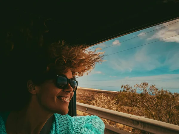 Femeie Fericită Zâmbește Bucură Vedere Afara Vehiculului Transportul Pasagerilor Stilul — Fotografie, imagine de stoc
