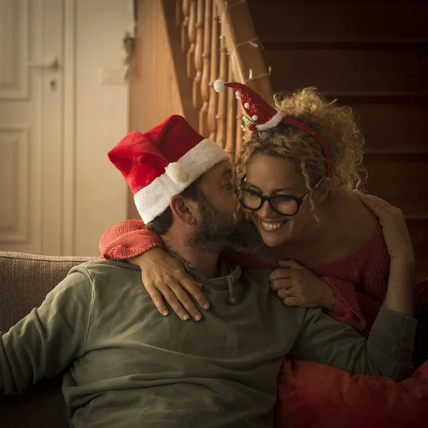Uomo Donna Casa Indossando Cappelli Babbo Natale Baciare Con Amore — Foto Stock