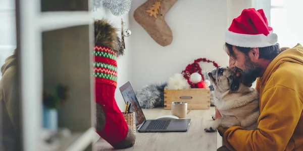 Celebración Navidad Casa Con Solo Hombre Videoconferencia Portátil Abrazando Adorable —  Fotos de Stock