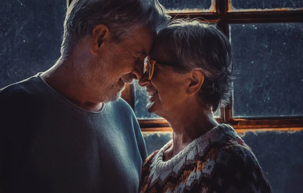 Volwassen Senior Paar Liefde Romantische Vrijetijdsbesteding Thuis Oog Oog Raken — Stockfoto