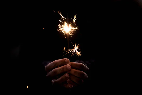 Pessoas Humanas Mãos Segurando Fogo Sparkler Fundo Preto Conceito Férias — Fotografia de Stock