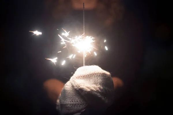 Imagem Mãos Que Mantêm Faísca Fogo Para Celebrar Véspera Ano — Fotografia de Stock