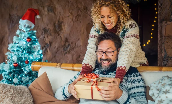 Momento Intercambio Regalos Navidad Casa Con Mujer Feliz Dando Hombre —  Fotos de Stock