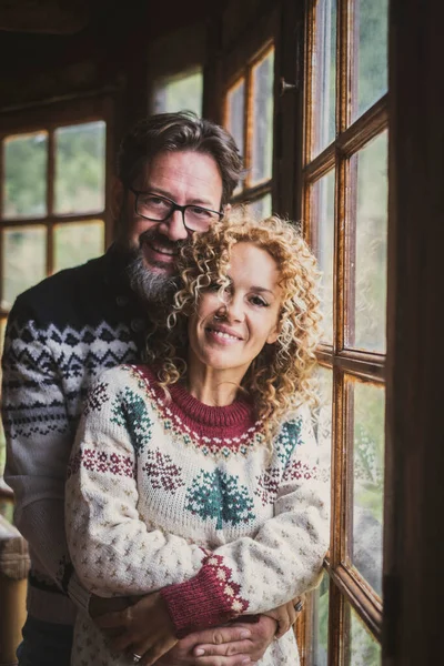 Portret Van Volwassen Stel Glimlachen Staan Voor Een Foto Man — Stockfoto