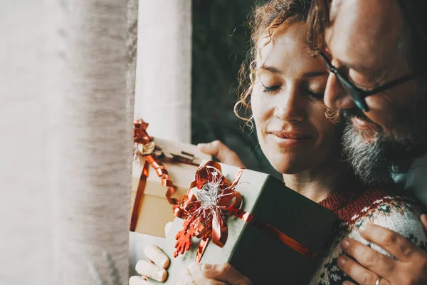 Attività Svago Romantico Vacanza Natale Casa Con Uomo Donna Innamorati — Foto Stock