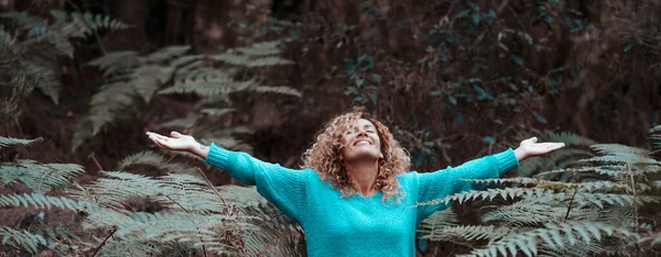Mutlu Özgür Genç Bir Kadın Kollarını Açıyor Mutluluk Neşe Içinde — Stok fotoğraf