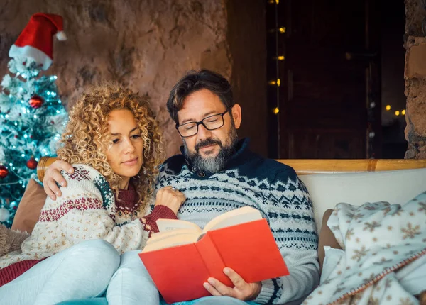 Hombre Mujer Casa Disfrutando Temporada Vacaciones Navidad Teniendo Relax Ocio —  Fotos de Stock