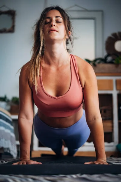 Sağlıklı Bir Spor Kadınının Evde Boş Zamanlarında Tek Başına Egzersiz — Stok fotoğraf
