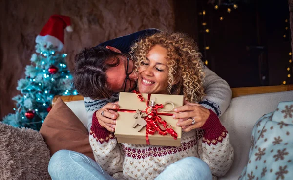 Felicidad Temporada Nochebuena Hombre Haciendo Una Sorpresa Mujer Feliz Dándole —  Fotos de Stock