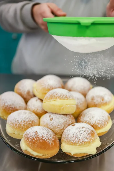 在巴西 它被称为 是一种甜面包 里面塞满了奶油和糖分 放在糖分之上 — 图库照片