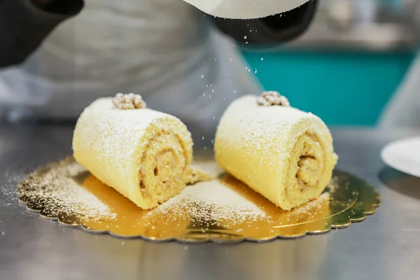 火箭筒是一种甜软硬的填充面团 在照片中 这个糖果制造商的糖果接受了糖衣的筛选 — 图库照片