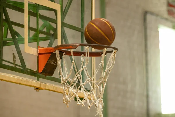 Stará Basketbalová Podložka Opotřebovávacími Body Špinavým Skleněným Dnem Nepravidelným Košem — Stock fotografie