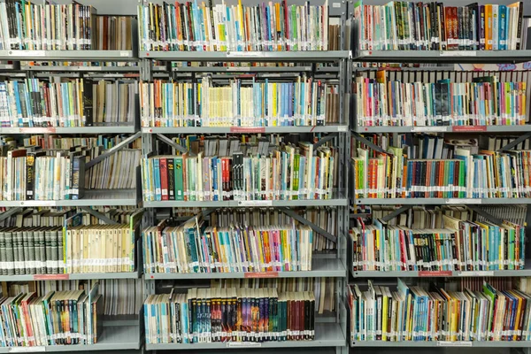 Boekenplank Met Meerdere Boeken Meerdere Kleuren Opgesteld Een Bibliotheek Stalen — Stockfoto