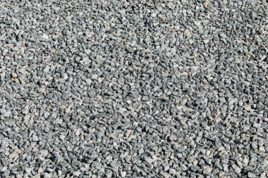 Kaldırımlar sadece ezilmiş taşlarla düzgün ve düz bir şekilde..