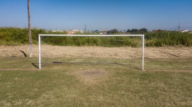 Bir futbol sahasının uzaktan kumandalı görüntüsü ve çimenler yıpranmış