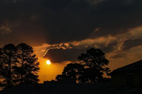 End Day Sun Clouds Silhouette Trees Being Able See Sun — Foto de Stock