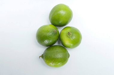 Four whole lemons on a white background, with a top angle, placed next to each other, with two standing and the others lying down