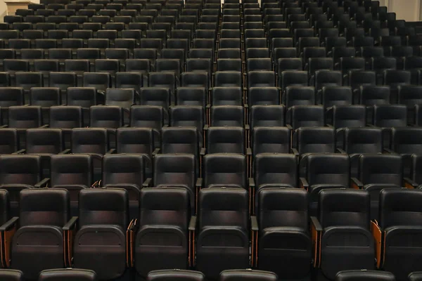Sala Teatralna Naciskiem Czarne Krzesła Drewniane Boki Wszystkie Takie Same — Zdjęcie stockowe