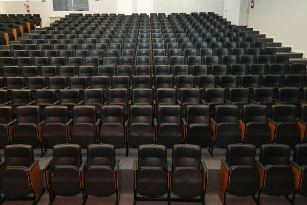 Sala Teatralna Naciskiem Czarne Krzesła Drewniane Boki Wszystkie Takie Same — Zdjęcie stockowe
