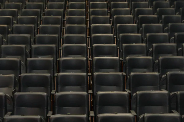 黒い椅子と木製の側面に重点を置いた劇場の講堂 すべて同じ与える継続性とライン — ストック写真