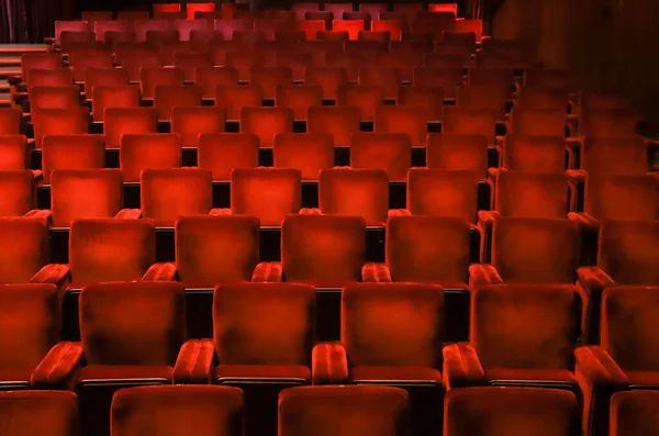 Red Velvet Chairs Theater Highlighting Symmetry Lines Repetition Seats — Stock Photo, Image