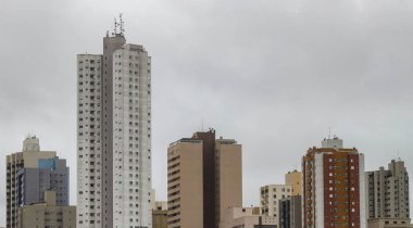 Birkaç binayla, farklı renklerle, ama donuk bir tonla çünkü hava bulutlu..