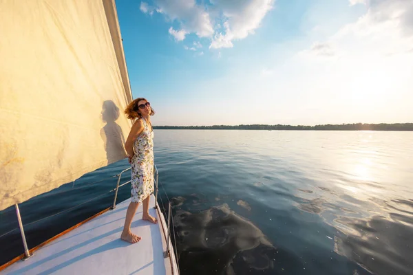 Viajar Yate Chica Para Proa Nave Mira Distancia Descanso Cubierta — Foto de Stock