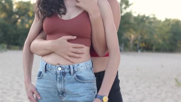 Lesbianas pareja pasa tiempo juntos — Vídeo de stock