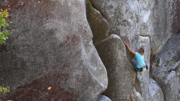 Beautiful girl climbs the rock. — Stock Video