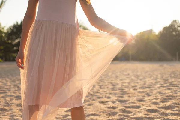 Menina Posando Vestido Transparente Pôr Sol Caminhadas Longo Praia Noite — Fotografia de Stock