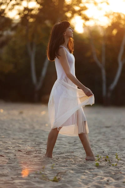 Bela Jovem Mulher Moda Vestido Elegante Andando Praia Pôr Sol — Fotografia de Stock