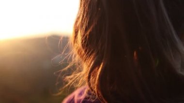 # Güneşin ışığı parlıyor kızların içinden # # Koyu renk saçlar #