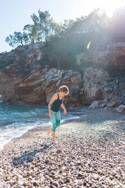 Felice Donna Spensierata Che Cammina Lungo Spiaggia Giornata Sole Sul — Foto Stock