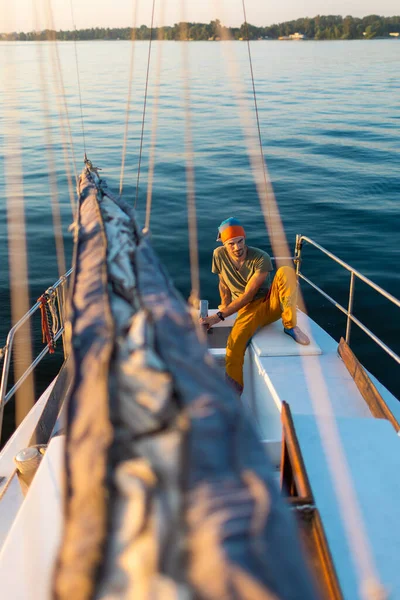 Muž Ovládá Jachtu Moři Kapitán Plachetnice Plachtění Cestovní Ruch Cestování — Stock fotografie
