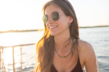 Yatta seyahat ederken gözlüklü genç bir kızın portresi.