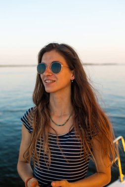 Yatta seyahat ederken gözlüklü genç bir kızın portresi.