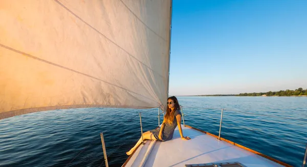 Viajar Yate Una Joven Sienta Popa Yate Blanco Privacidad Mientras — Foto de Stock