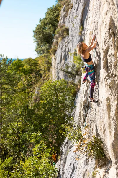 少女は岩に登る 登山列車は自然の地形を利用している 極端なスポーツだ 野外活動 クロアチアの困難な登山ルートを克服した女性 Kompan — ストック写真