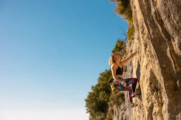 Girl Climbs Rock Climber Trains Natural Terrain Woman Overcomes Difficult — Stock Photo, Image