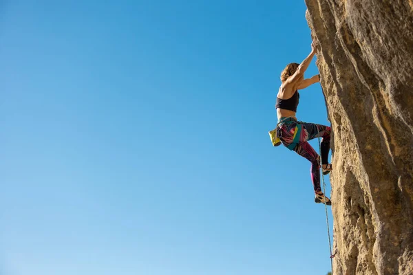 Girl Climbs Rock Climber Trains Natural Terrain Woman Overcomes Difficult — Stock Photo, Image